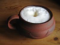 keramik mit milchkaffee