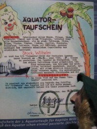 Wikingerpuppe vor Urkunde einer Äquatortaufe in Neptuns Namen