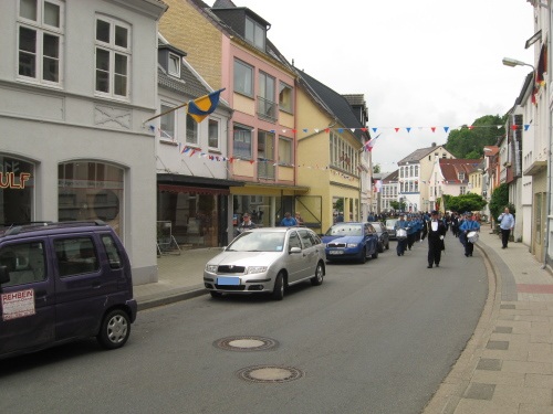 Ladenstaße in Schleswig mit Schützenumzug