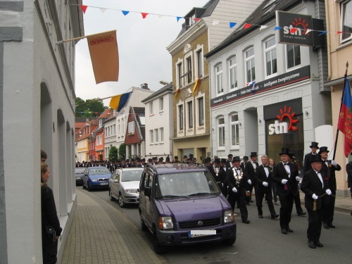 Schützenumzug im wimpelgeschmückten Lollfuß, einer Straße in Schleswig